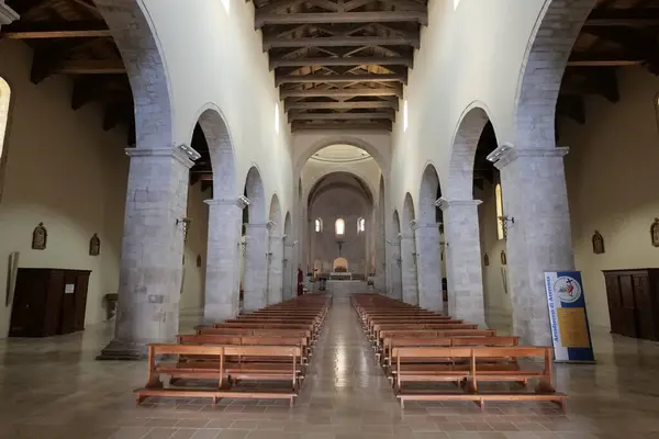 İtalya 'nın Potenza iline bağlı bir köy olan Acerenza' daki ortaçağ katedralinin içi..
