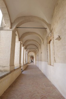 İtalya, Montescaglioso 'da bir ortaçağ Benedikt manastırının iç avlusunda..