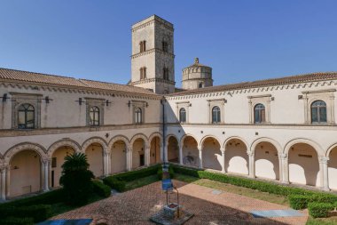 İtalya, Montescaglioso 'da bir ortaçağ Benedikt manastırının iç avlusunda..