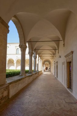İtalya, Montescaglioso 'da bir ortaçağ Benedikt manastırının iç avlusunda..