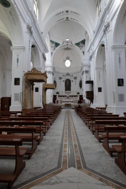İtalya 'nın Matera iline bağlı bir köy olan Montescaglioso' daki ortaçağ katedralinin içi..