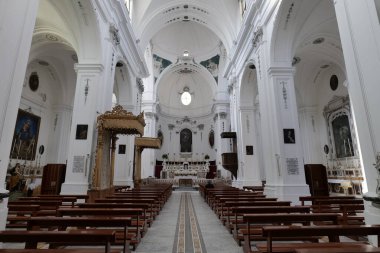 İtalya 'nın Matera iline bağlı bir köy olan Montescaglioso' daki ortaçağ katedralinin içi..