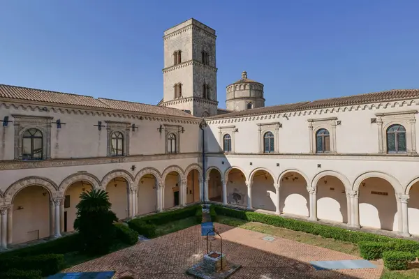 İtalya, Montescaglioso 'da bir ortaçağ Benedikt manastırının iç avlusunda..
