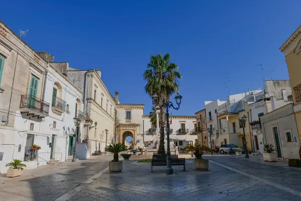 İtalya 'nın Basilicata şehrinde küçük bir Montescaglioso meydanı..