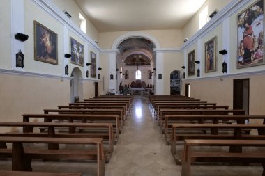 İtalya 'nın Potenza eyaletinde bir köy olan Oppido Lucano' daki ortaçağ katedralinin içi..