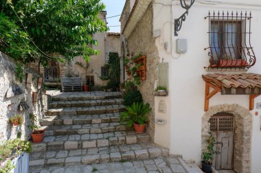 Oppido Lucano 'da küçük bir sokak, İtalya' da Basilicata 'da bir kasaba..