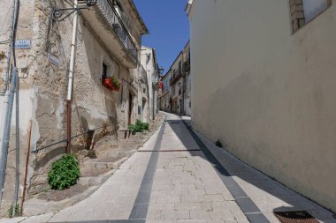 Oppido Lucano 'da küçük bir sokak, İtalya' da Basilicata 'da bir kasaba..