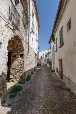 Oppido Lucano 'da küçük bir sokak, İtalya' da Basilicata 'da bir kasaba..