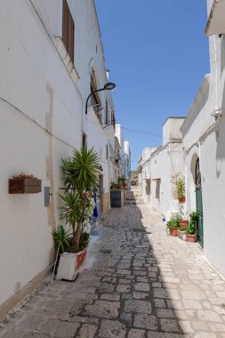 İtalya 'nın Puglia şehrinde antik bir taş kasaba olan Ginosa' nın eski binalarının manzarası..