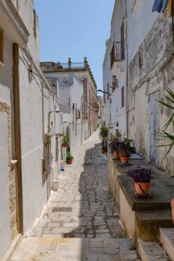 İtalya 'nın Puglia şehrinde antik bir taş kasaba olan Ginosa' nın eski binalarının manzarası..