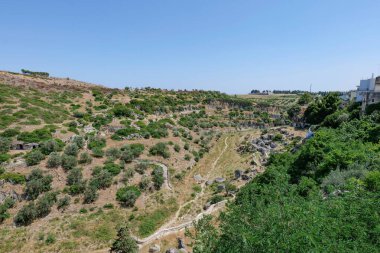 İtalya 'nın Puglia şehrinde antik bir taş kasaba olan Ginosa' nın eski binalarının manzarası..