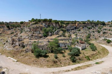 İtalya 'nın Puglia şehrinde antik bir taş kasaba olan Ginosa' nın eski binalarının manzarası..