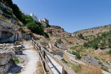 İtalya 'nın Puglia şehrinde antik bir taş kasaba olan Ginosa' nın eski binalarının manzarası..
