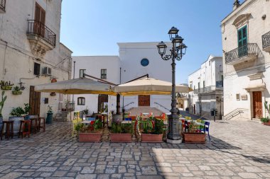 İtalya 'nın bir Apulian köyü olan Ginosa' nın beyaz sarayları arasında bir meydan.
