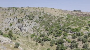 İtalya 'nın Puglia şehrinde antik bir taş kasaba olan Ginosa' nın eski binalarının manzarası..