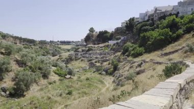 İtalya 'nın Puglia şehrinde antik bir taş kasaba olan Ginosa' nın eski binalarının manzarası..