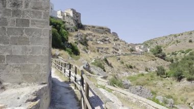 İtalya 'nın Puglia şehrinde antik bir taş kasaba olan Ginosa' nın eski binalarının manzarası..