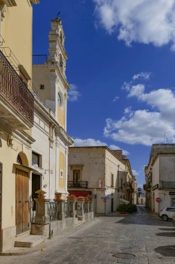 Galatone 'un ortaçağ mahallesinde bir sokak, Puglia, İtalya' da eski bir kasaba..