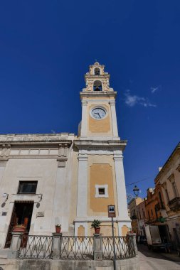 İtalya 'nın Puglia kentindeki eski bir kasaba olan Galatone' un ortaçağ semtindeki eski bir kilisenin cephesi..