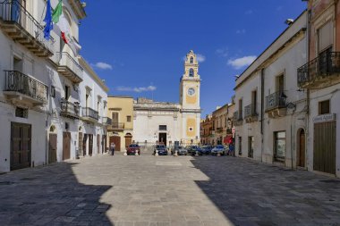 Galatone 'un ortaçağ bölgesinde bir meydan, Puglia, İtalya' da eski bir kasaba..
