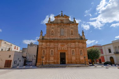 İtalya 'nın Puglia kentindeki eski bir kasaba olan Galatone' un ortaçağ semtindeki eski bir kilisenin cephesi..