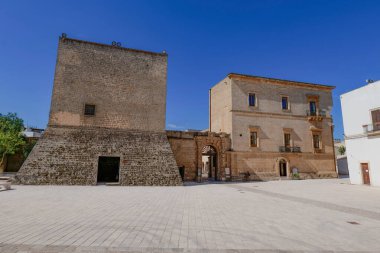 Galatone 'un ortaçağ bölgesinde bir meydan, Puglia, İtalya' da eski bir kasaba..