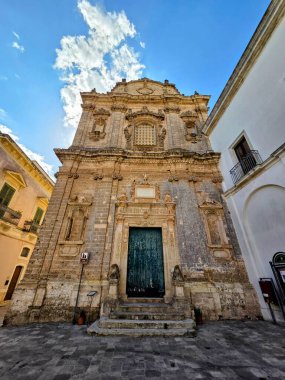İtalya 'nın Puglia kentindeki eski bir kasaba olan Galatone' un ortaçağ semtindeki eski bir kilisenin cephesi..