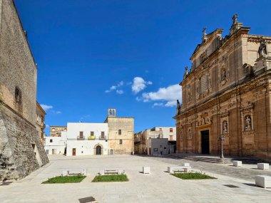 Galatone 'un ortaçağ bölgesinde bir meydan, Puglia, İtalya' da eski bir kasaba..