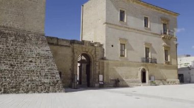 Galatone 'un ortaçağ bölgesinde bir meydan, Puglia, İtalya' da eski bir kasaba..