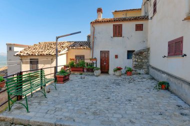 İtalya 'nın Molise şehrinde küçük bir kasaba olan Salcito' nun eski evleri arasında dar bir sokak..