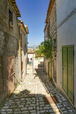 İtalya 'nın Molise şehrinde küçük bir kasaba olan Salcito' nun eski evleri arasında dar bir sokak..