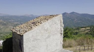 Salcito dağları arasında eski evler, İtalya 'nın Campobasso eyaletinde küçük bir kasaba..