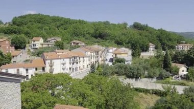 İtalya 'nın Molise kentindeki dağların arasında bir köy olan Castelverrino' nun manzarası.