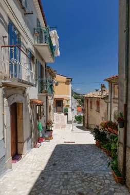 Roccamandolfi 'de dar bir sokak, Molise, İtalya' da bir dağ köyü..