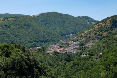 İtalya 'nın Molise kentindeki Roccamandolfi köyü..