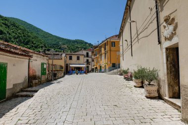 Roccamandolfi 'deki küçük meydan, İtalya' nın Isernia iline bağlı eski bir dağ köyü..