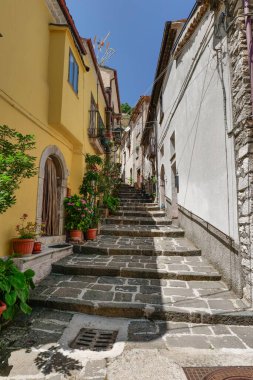 Roccamandolfi 'de dar bir sokak, Molise, İtalya' da bir dağ köyü..