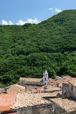 İtalya 'nın Molise kentindeki Roccamandolfi köyü..