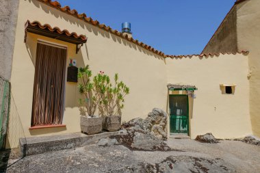 İtalya 'nın Molise kentindeki Roccamandolfi köyündeki eski evlerin cephesi..