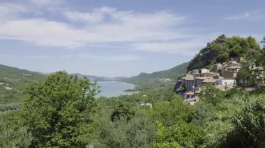 İtalya, Abruzzo 'da bir dağ köyü olan Pietraferrazzana manzarası.