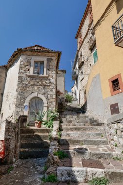 İtalya 'nın Abruzzo kentindeki bir ortaçağ köyünün eski evleri arasında dar bir sokak..