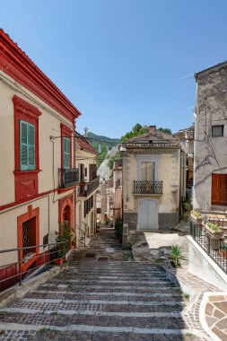 İtalya 'nın Abruzzo kentindeki bir ortaçağ köyünün eski evleri arasında dar bir sokak..