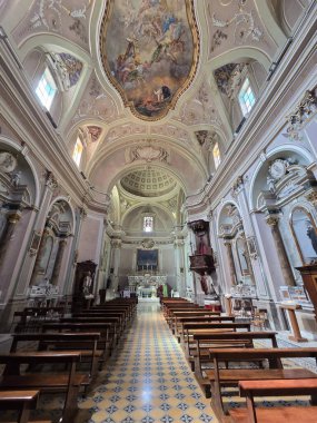 İtalya, Abruzzo 'da küçük bir dağ kasabasında bir kilisenin içi..