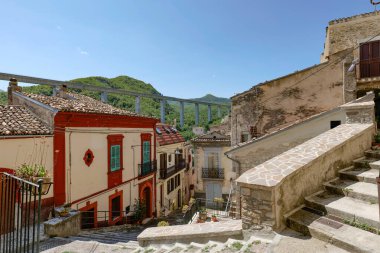 İtalya 'nın Abruzzo kentindeki bir ortaçağ köyünün eski evleri arasında dar bir sokak..