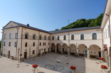 İtalya, Campania 'daki antik Montevergine Manastırı manzarası.