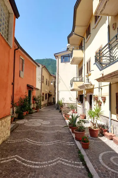 İtalya 'nın Avellino eyaletinin dağlarında küçük bir kasaba olan Summonte' nin eski evleri arasında dar bir sokak..