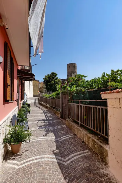İtalya 'nın Avellino eyaletinin dağlarında küçük bir kasaba olan Summonte' nin eski evleri arasında dar bir sokak..