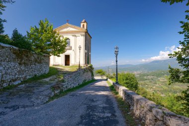 İtalya 'nın Lazio kentindeki bir ortaçağ kasabası olan Arpino' daki antik bir kiliseye giden yol..