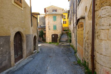 Lazio, İtalya 'da küçük bir ortaçağ kasabası olan Arpino' nun evleri arasında dar bir sokak..