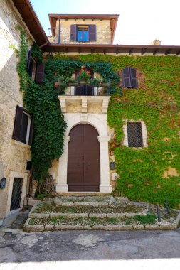 İtalya 'nın Lazio şehrinde küçük bir kasaba olan Arpino' nun ortaçağ bölgesindeki eski bir evin cephesi..